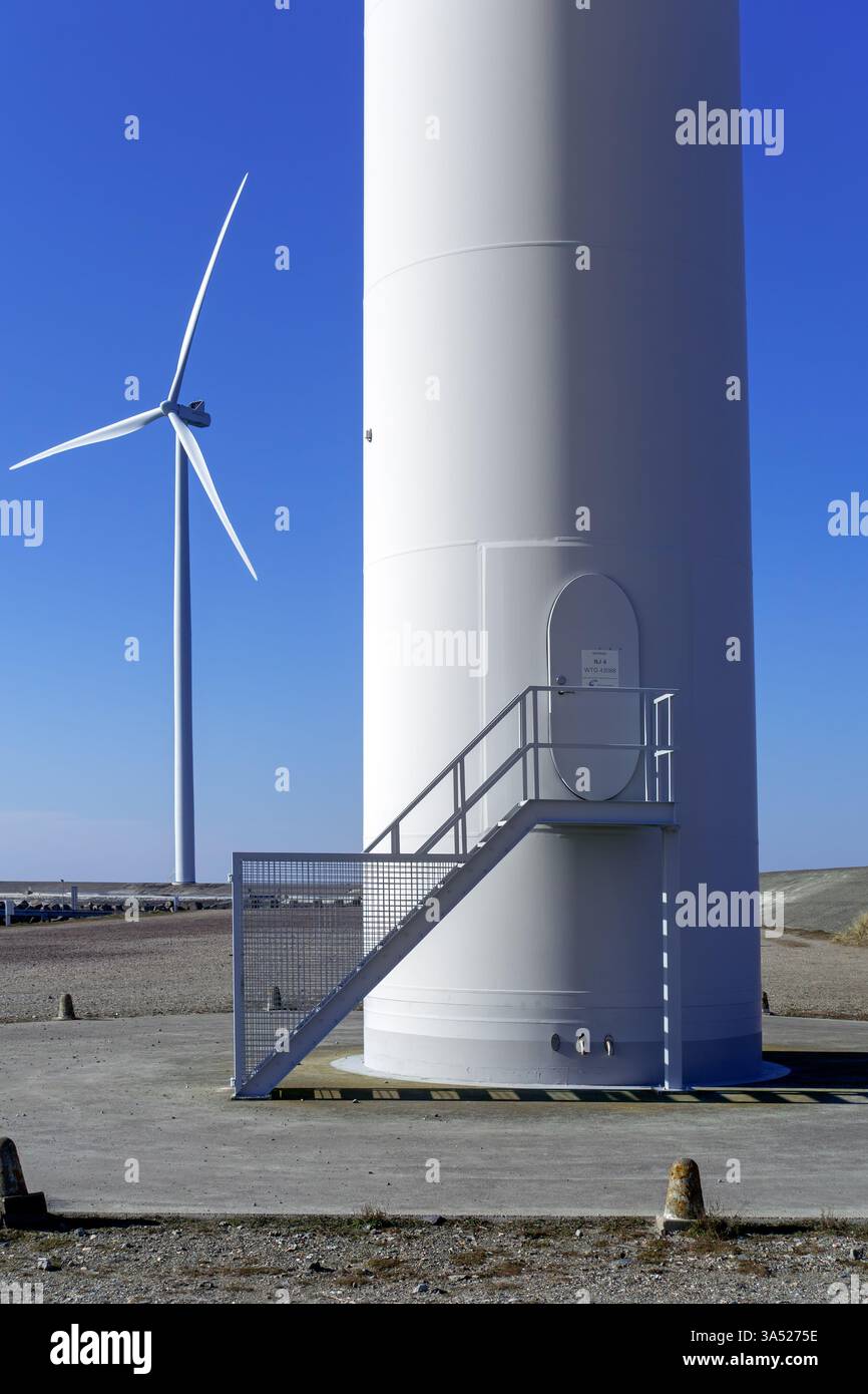 Porta d'ingresso alla torre delle turbine eoliche nel parco eolico/parco eolico di Neeltje Jans, barriera contro le sovratensioni della Schelda orientale in Zelanda, Paesi Bassi Foto Stock