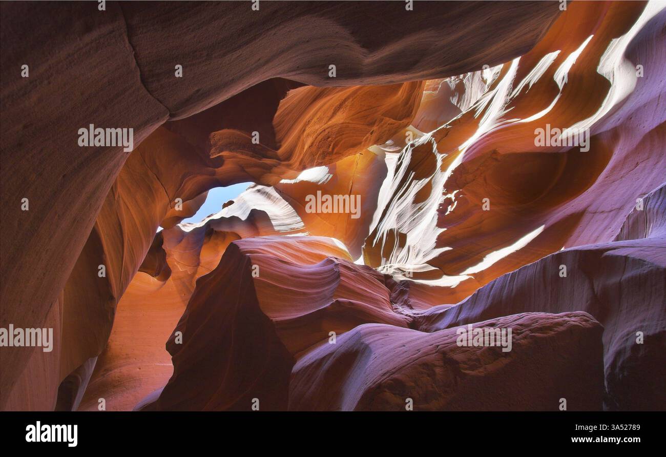 Brillò arancione e viola i colori di un canyon di antilope negli stati uniti in una luminosa giornata di sole Foto Stock