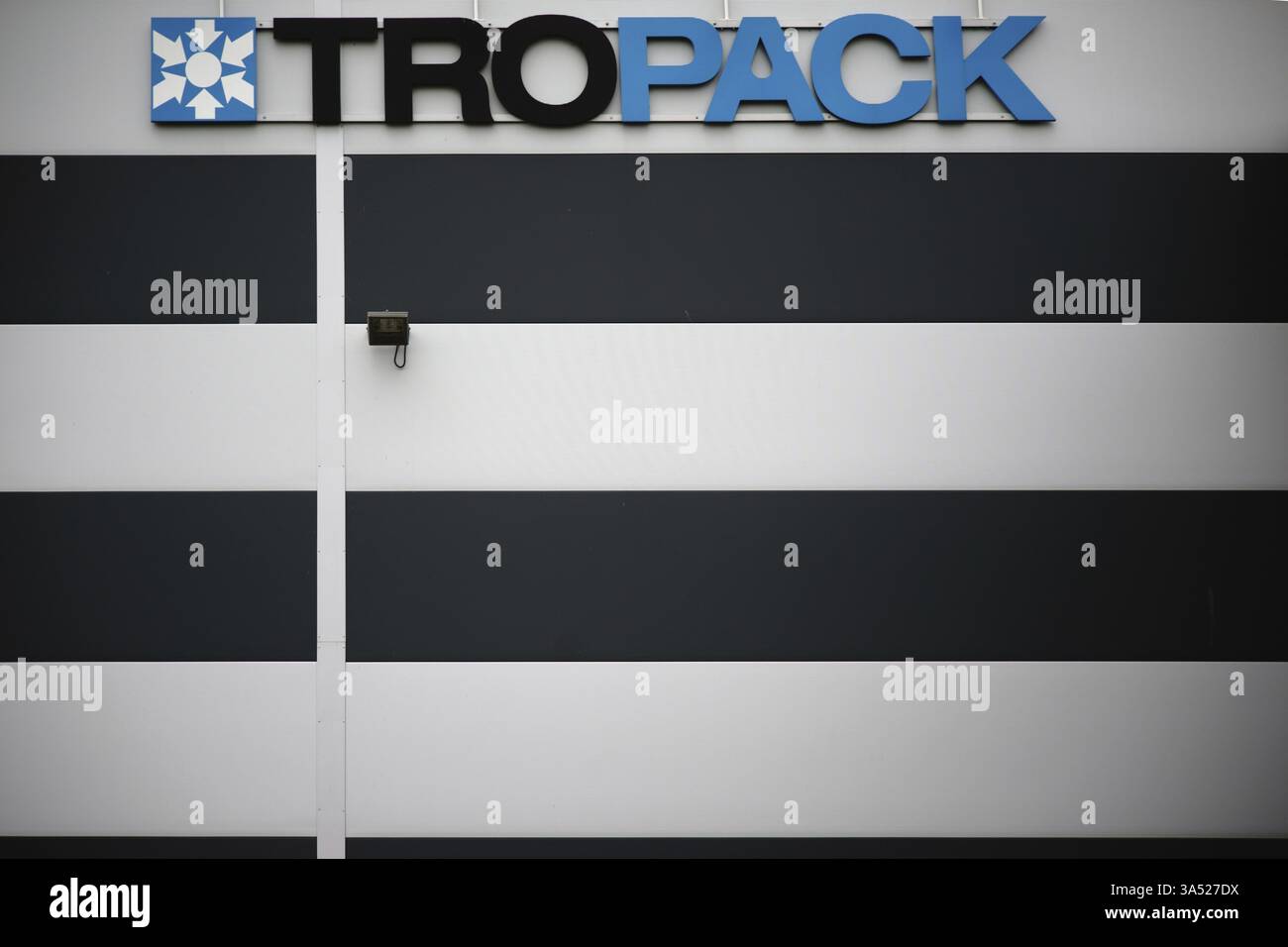 Lahnau, Germania - 07 ottobre 2017: Il logo di Tropack, produttore di essiccanti e di prodotti per l'imballaggio, in un edificio industriale a Lahnau a 07 oC Foto Stock