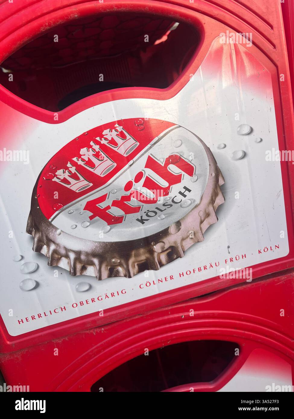 Magazzino della birra Fruh, cassa della birra Fruh, birra tedesca, consumismo, produzione, distribuzione, fornitura - Immagine stock catturata con smartphone