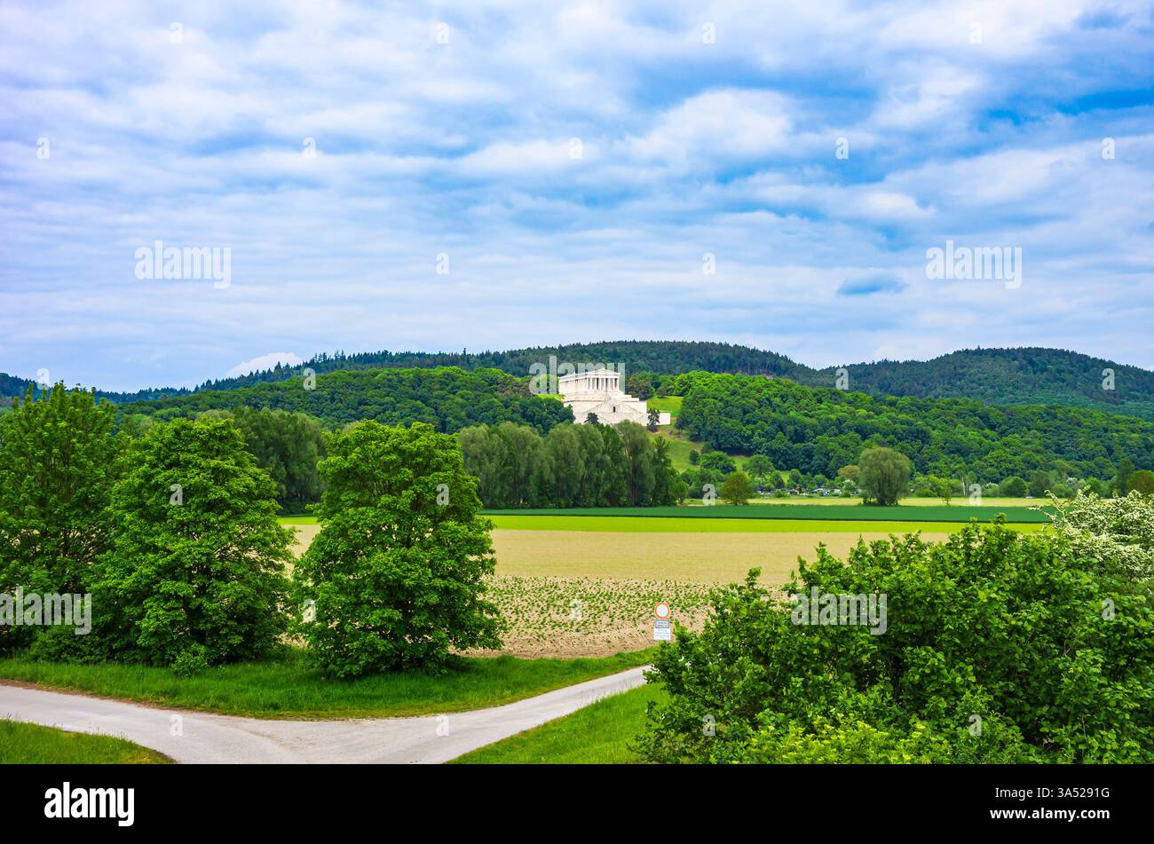 Vista della Walhalla Hall of Fame da sud-ovest, a Donaustauf sul Danubio vicino a Ratisbona, Baviera, Germania. Foto Stock