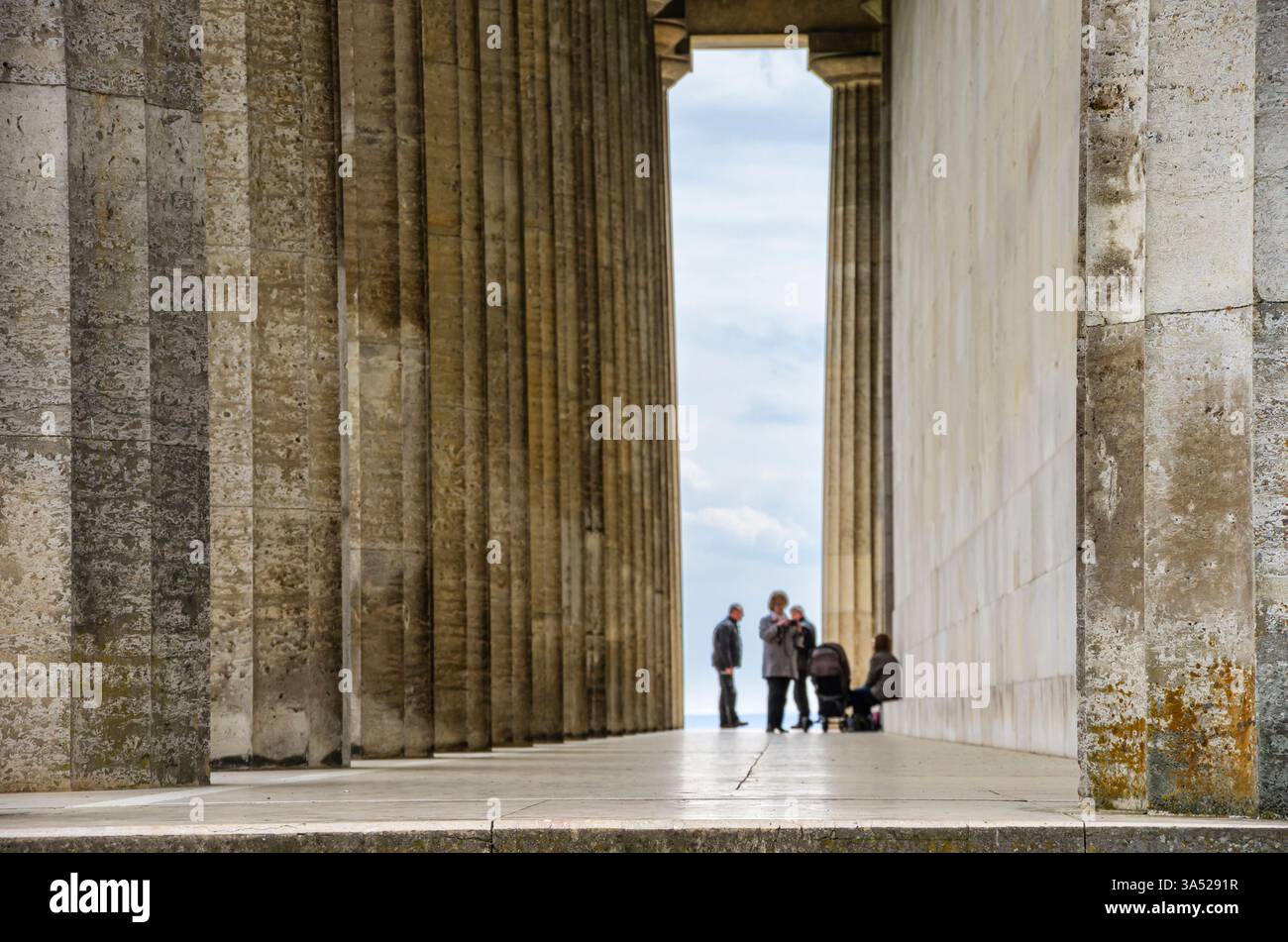 Colonnato sul lato est della Walhalla Hall of Fame a Donaustauf sul Danubio vicino a Ratisbona, Baviera, Germania. Foto Stock