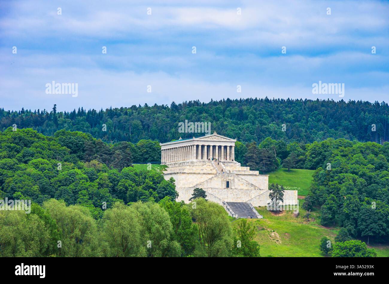 Vista della Walhalla Hall of Fame da sud-ovest, a Donaustauf sul Danubio vicino a Ratisbona, Baviera, Germania. Foto Stock