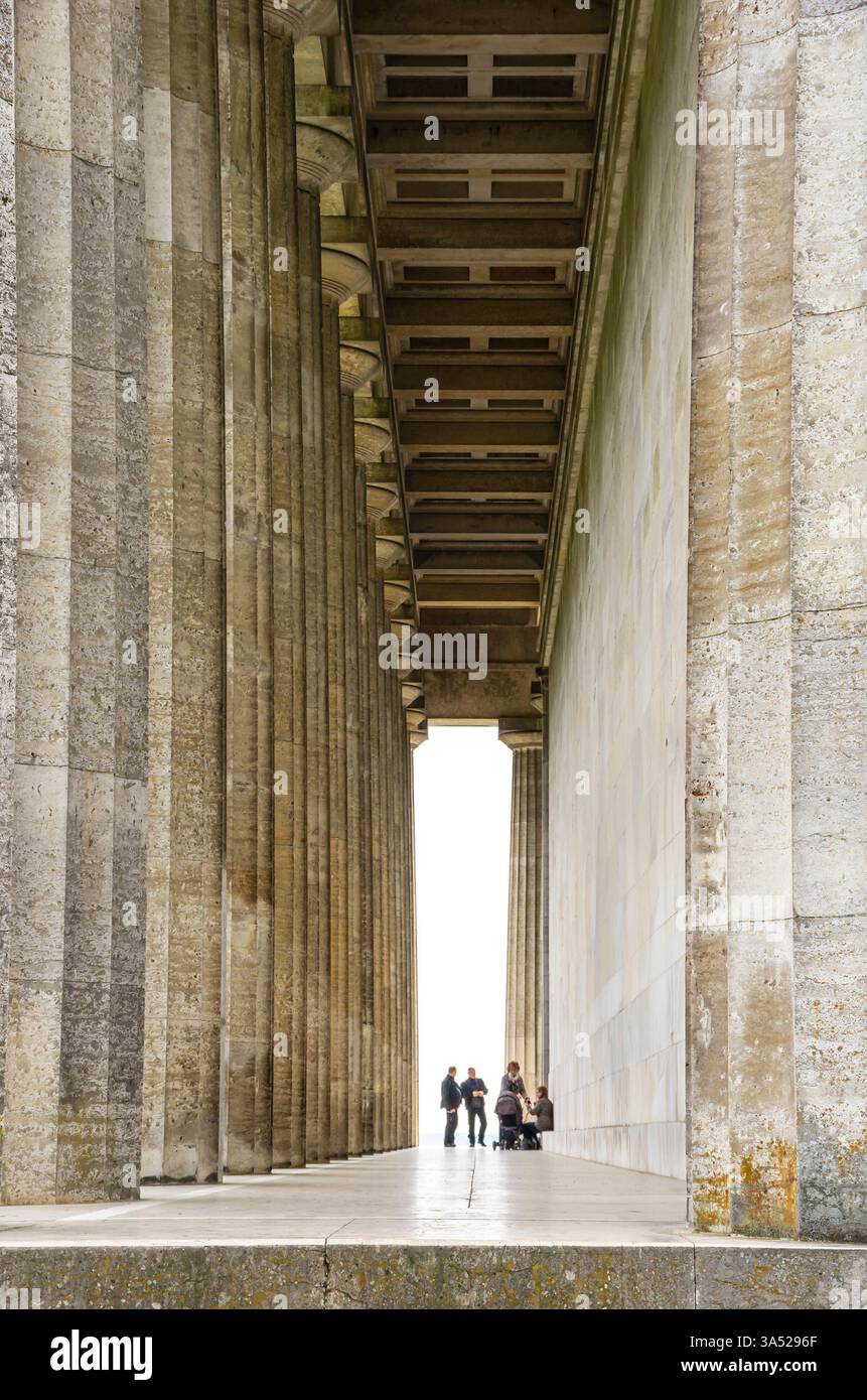 Colonnato sul lato est della Walhalla Hall of Fame a Donaustauf sul Danubio vicino a Ratisbona, Baviera, Germania. Foto Stock
