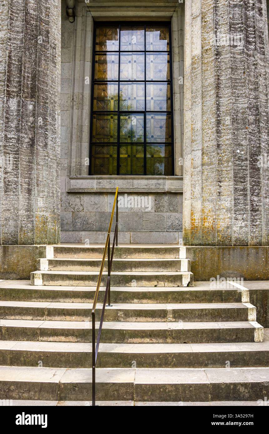 Sezione della facciata nord della Walhalla Hall of Fame a Donaustauf sul Danubio vicino a Ratisbona, Baviera, Germania. Foto Stock