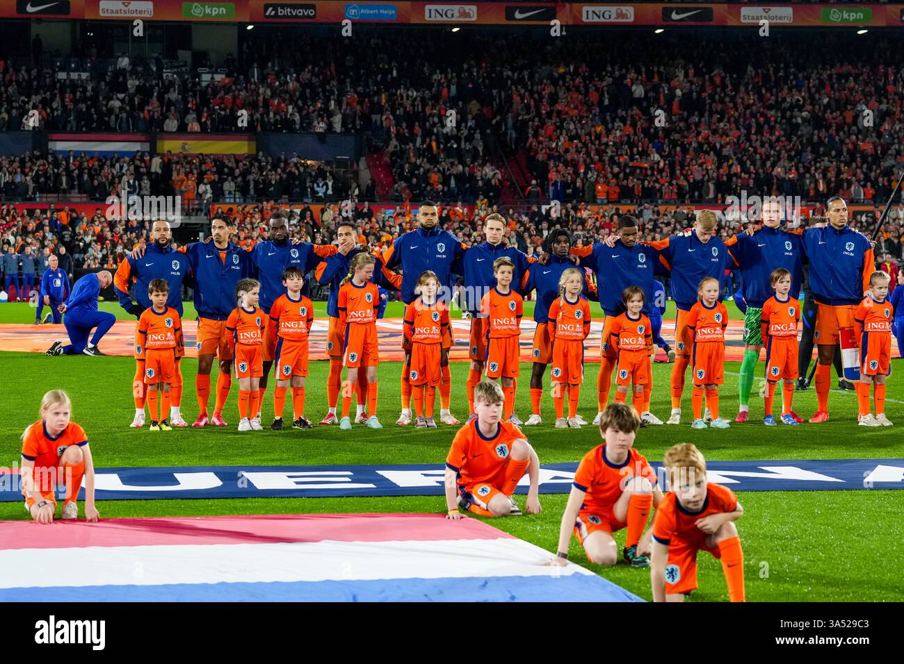 Rotterdam - Memphis Depay dei Paesi Bassi, Tijani Reijnders dei Paesi Bassi, Lutsharel Geertruida dei Paesi Bassi, Justin Kluivert dei Paesi Bassi, Cody Gakpo dei Paesi Bassi, Frenkie de Jong dei Paesi Bassi, Jeremie Frimpong dei Paesi Bassi, Jan Paul van Hecke dei Paesi Bassi, Virgil van Dijk dei Paesi Bassi, Jorrel Hato dei Paesi Bassi Goalkeepr dei Paesi Bassi durante la fase finale della Lega dei Paesi Bassi del 2024 di Bart 2025. La partita è ambientata tra Paesi Bassi e Spagna allo Stadion Feijenoord De Kuip il 20 marzo 2025 a Rotterdam Foto Stock