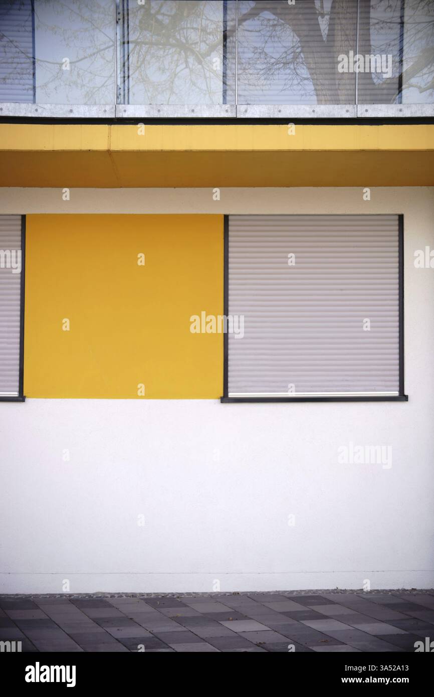 Una nuova finestra e ringhiera in vetro per un piano in un blocco di appartamenti Foto Stock