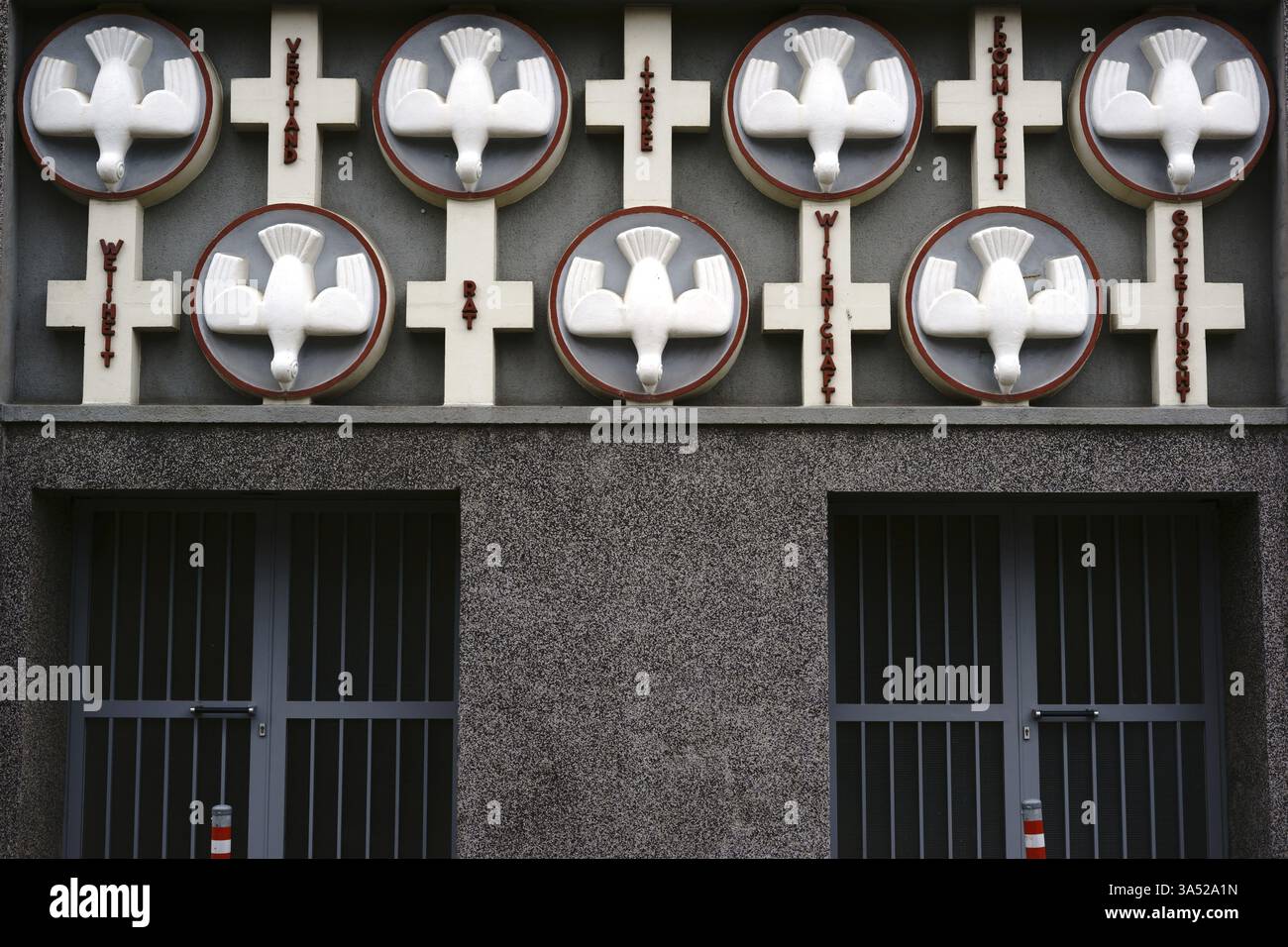 Parte della facciata della Chiesa dello Spirito Santo a Francoforte sul meno con decorazioni e rilievi colombiani Foto Stock