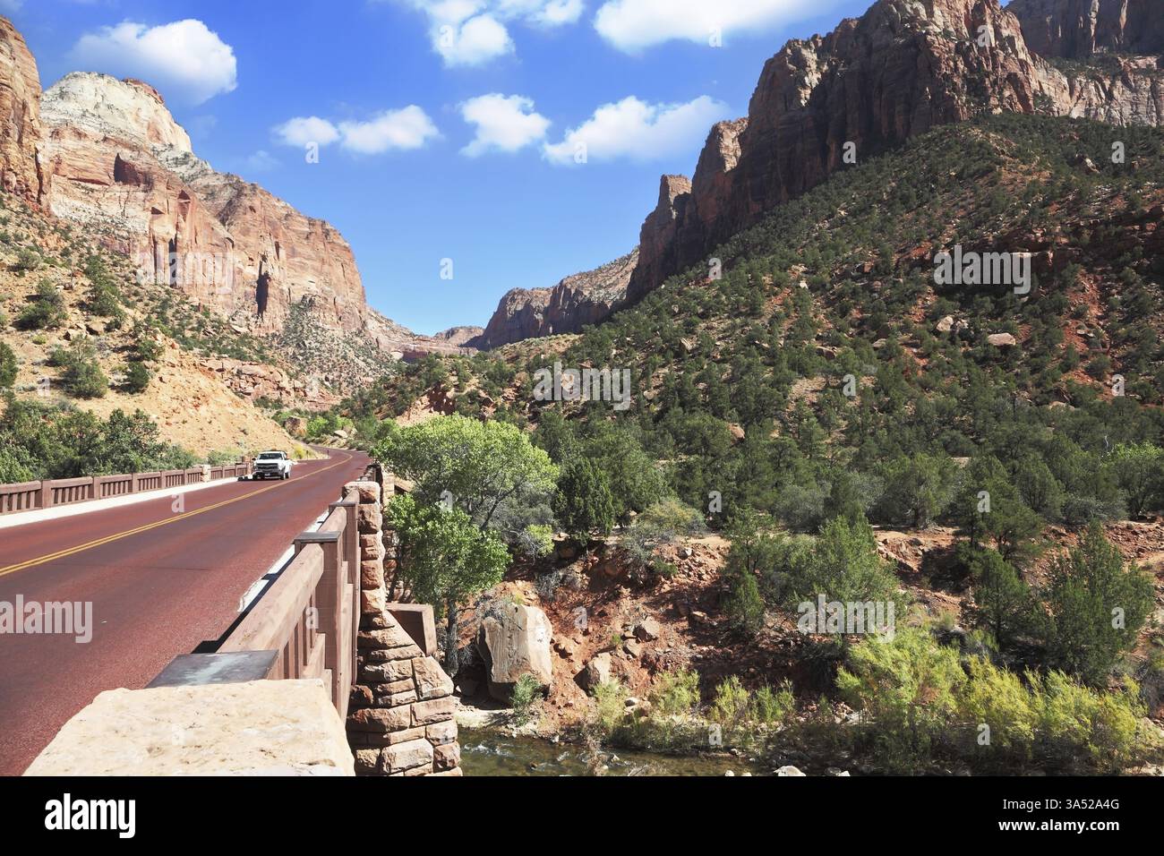 Parco nazionale di Zion, Stati Uniti. Eccellente con strada asfaltata rossa tra le pittoresche montagne di arenaria arancione e rossa Foto Stock