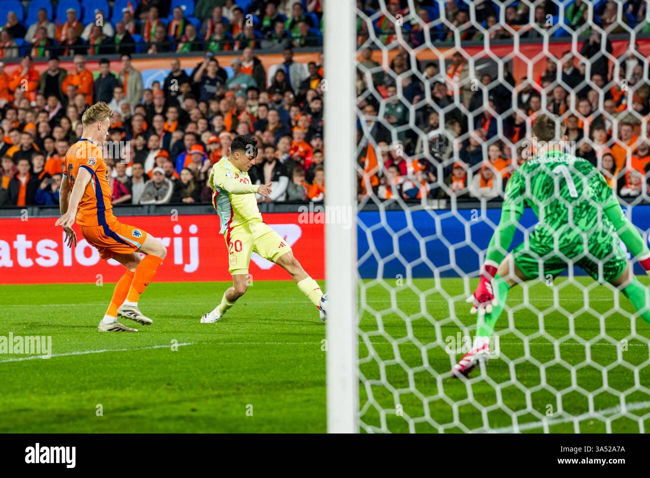 Rotterdam, Paesi Bassi. 20 marzo 2025. Rotterdam - Jan Paul van Hecke dei Paesi Bassi, Pedri di Spagna, Goalkeepr Bart Verbruggen dei Paesi Bassi durante la partita di andata dei quarti di finale della Lega delle Nazioni 2024/2025. La partita è ambientata tra Paesi Bassi e Spagna allo Stadion Feijenoord De Kuip il 20 marzo 2025 a Rotterdam, nei Paesi Bassi. Credito: Foto Box to Box/Alamy Live News Foto Stock