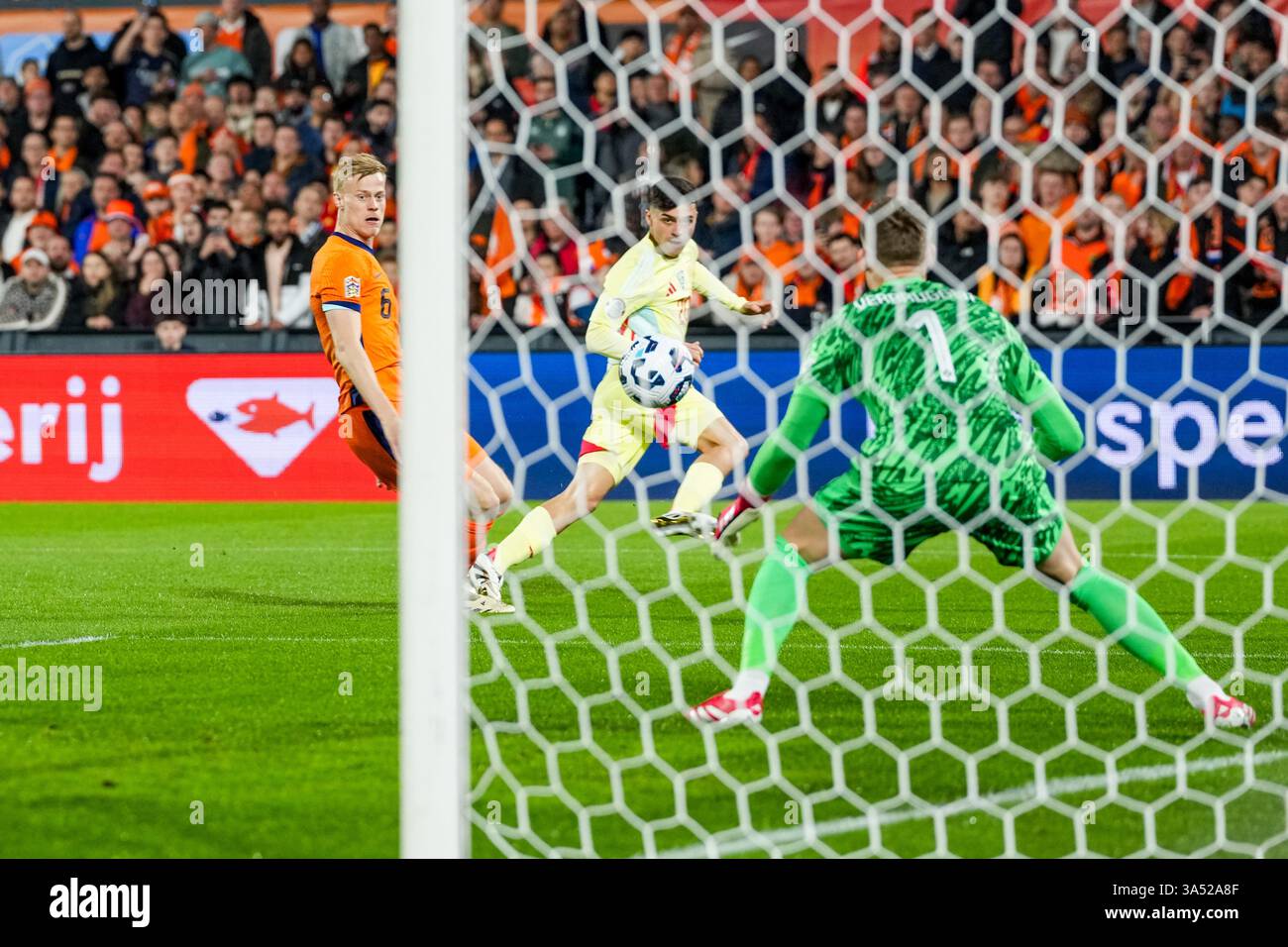Rotterdam, Paesi Bassi. 20 marzo 2025. Rotterdam - Jan Paul van Hecke dei Paesi Bassi, Pedri di Spagna, Goalkeepr Bart Verbruggen dei Paesi Bassi durante la partita di andata dei quarti di finale della Lega delle Nazioni 2024/2025. La partita è ambientata tra Paesi Bassi e Spagna allo Stadion Feijenoord De Kuip il 20 marzo 2025 a Rotterdam, nei Paesi Bassi. Credito: Foto Box to Box/Alamy Live News Foto Stock