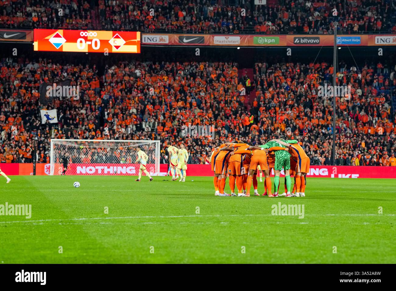 Rotterdam - Goalkeepr Bart Verbruggen dei Paesi Bassi, Memphis Depay dei Paesi Bassi, Frenkie de Jong dei Paesi Bassi, Jan Paul van Hecke dei Paesi Bassi, Virgil van Dijk dei Paesi Bassi, Cody Gakpo dei Paesi Bassi, Justin Kluivert dei Paesi Bassi, Tijani Reijnders dei Paesi Bassi, Jeremie Frimpong dei Paesi Bassi, Jorrel Hato dei Paesi Bassi della finale della Lega dei Paesi Bassi del 2024 dei Paesi Bassi 2025. La partita è ambientata tra Paesi Bassi e Spagna allo Stadion Feijenoord De Kuip il 20 marzo 2025 a Rotterdam Foto Stock