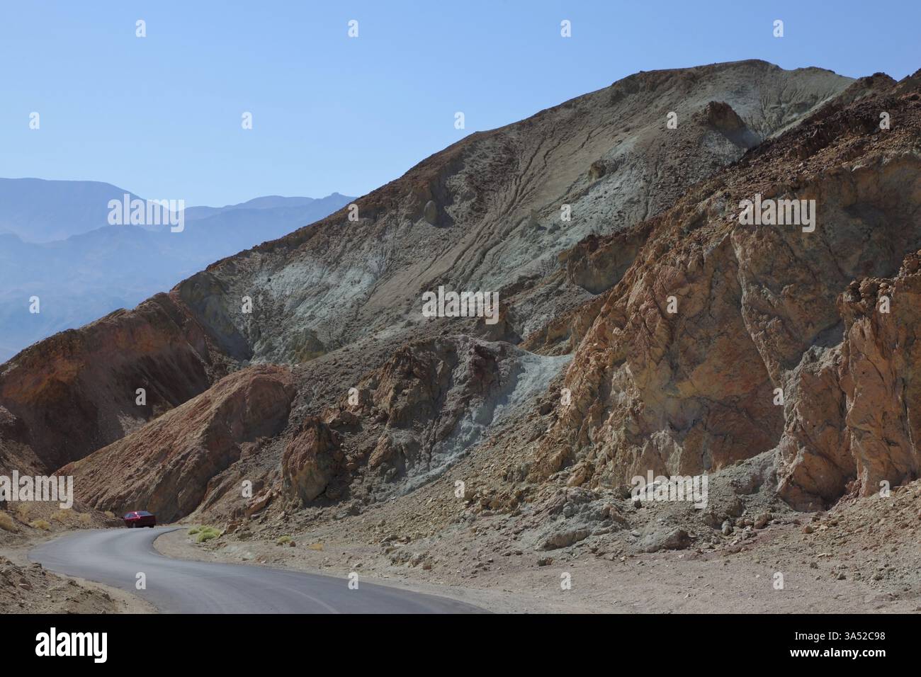 Rocce multicolore nella Death Valley, USA. La famosa tavolozza degli artisti di strada Foto Stock