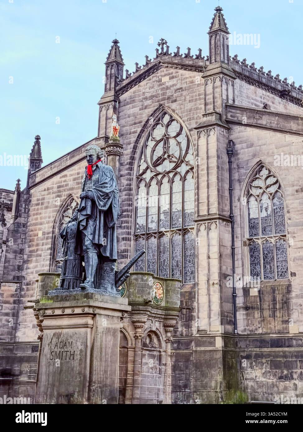 La statua di Adam Smith, padre dell'economia moderna, si erge orgogliosamente di fronte alla cattedrale di St. Giles, sul Royal Mile di Edimburgo Foto Stock