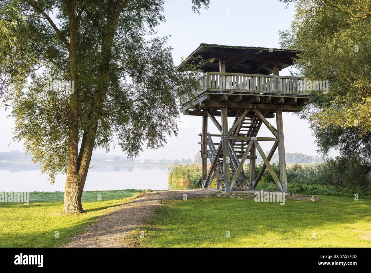 Torre di osservazione di Clausdorf sul lago Grosser Varchentiner SEE, distretto dei laghi di Meclemburgo, Meclemburgo-Pomerania occidentale, Germania, Europa Foto Stock