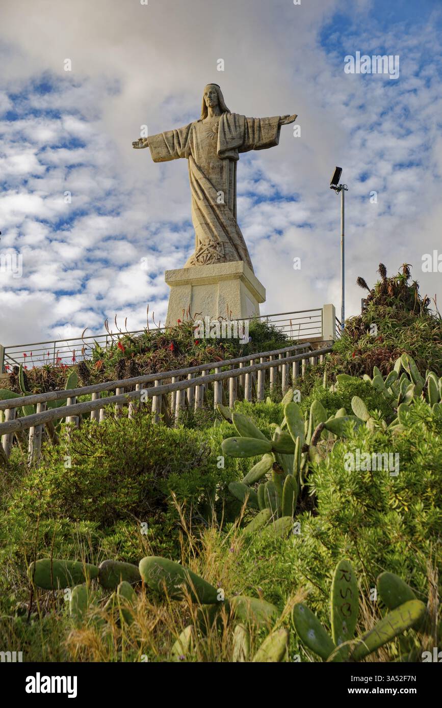 Statua di Cristo, Statua di Cristo Rei, punto panoramico di Ponta do Garajau, scogliere, attrazione turistica, Garajau, comune di Santa Cruz, Madeira, Portogallo Foto Stock
