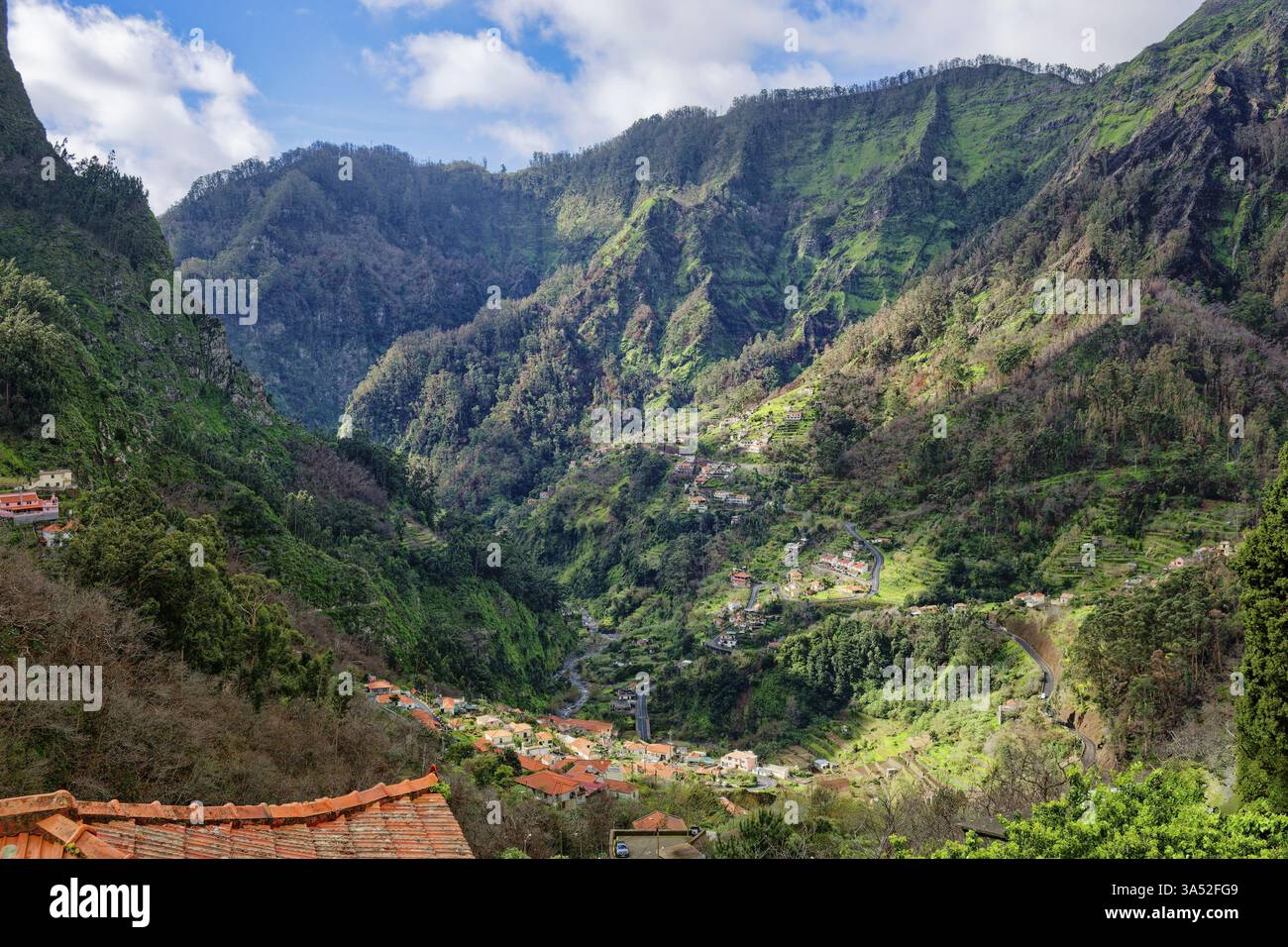 Curral das Freiras circondato da montagne, parrocchia del distretto di Camara de Lobos, attrazioni turistiche, paesaggio montano, Curras das Freiras, ma Foto Stock