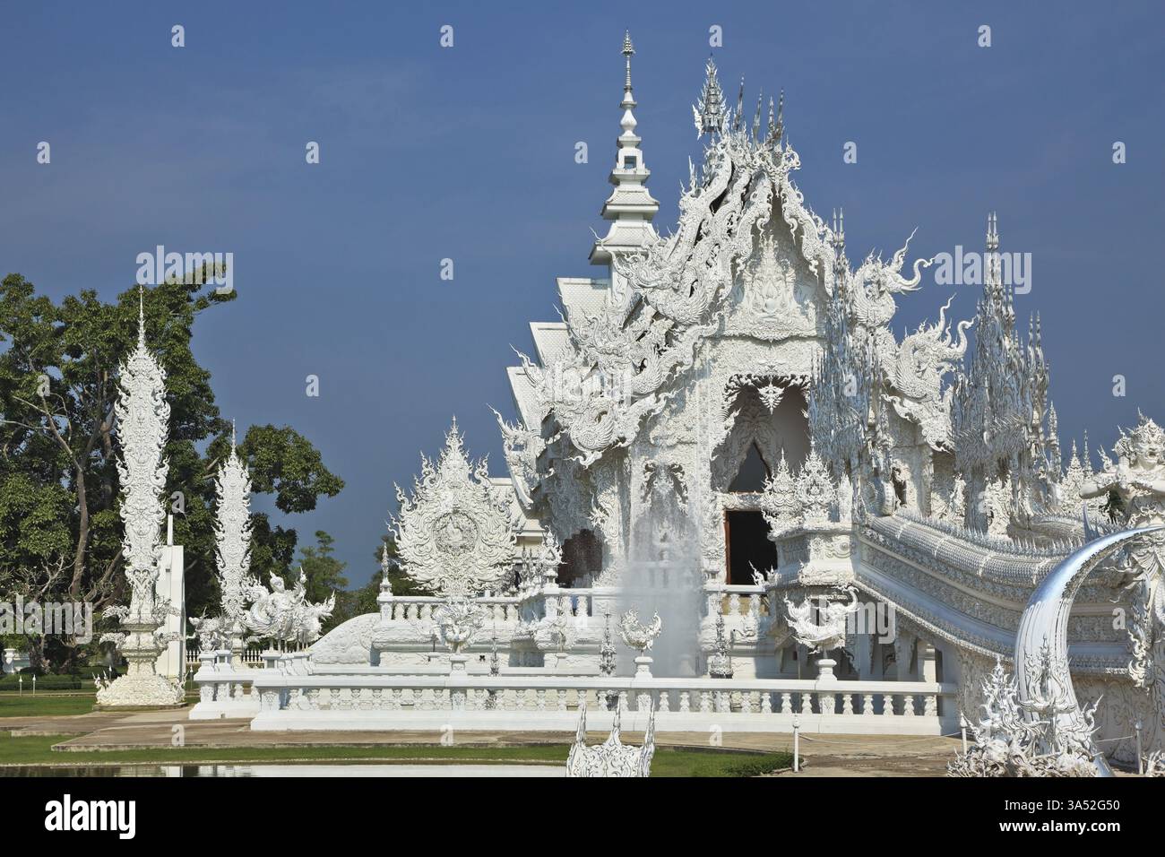 Fantastico palazzo bianco di neve. E' costruito in stile di nuova architettura Tailandese Foto Stock