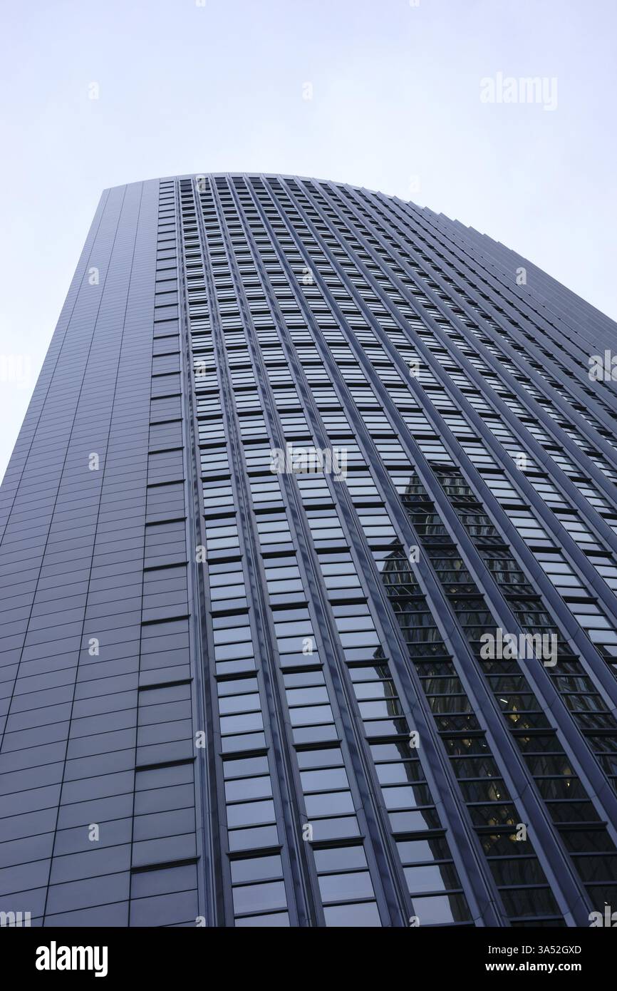 La vista dal basso della moderna torre Pollux su Friedrich-Ebert-Anlage nel quartiere Gallus di Francoforte sul meno Foto Stock