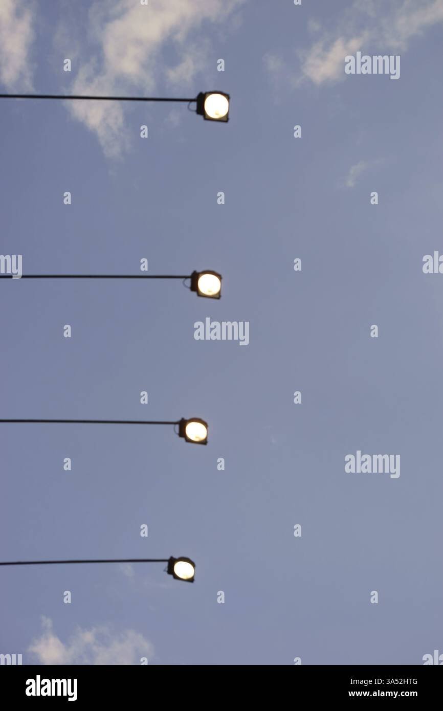La vista dal basso di una fila di lampioni contro il cielo Foto Stock