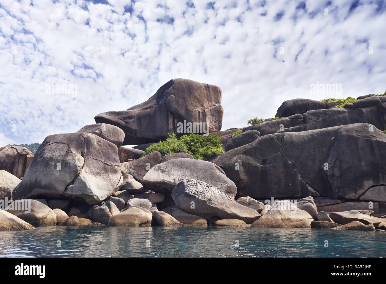 Mucchio di enormi rocce . Le pittoresche coste delle magiche Isole Similan Foto Stock