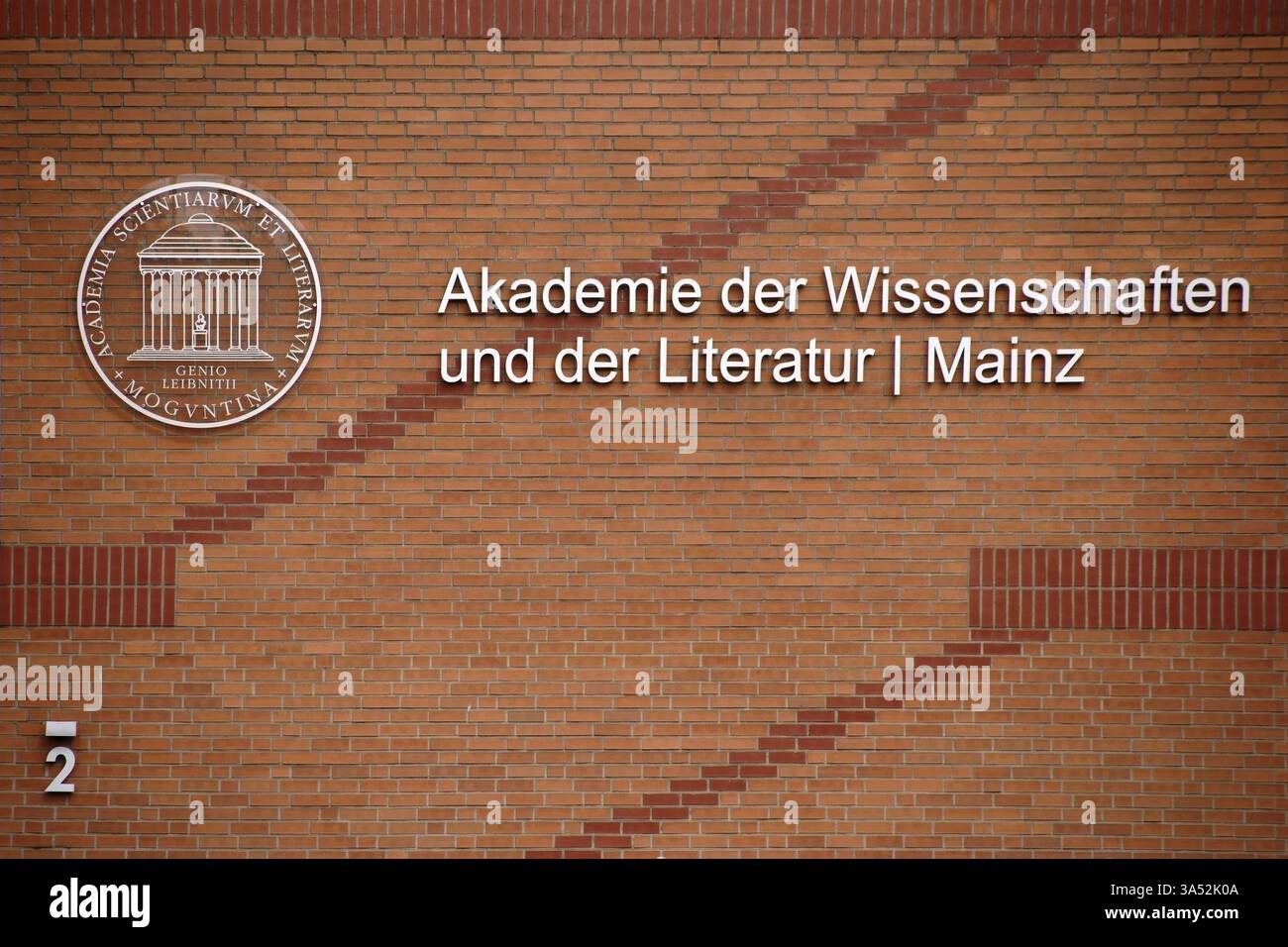 Magonza, Germania - 17 luglio 2017: Il nuovo edificio in mattoni dell'Accademia delle Scienze e della Letteratura con logo il 17 luglio 2017 a Magonza Foto Stock