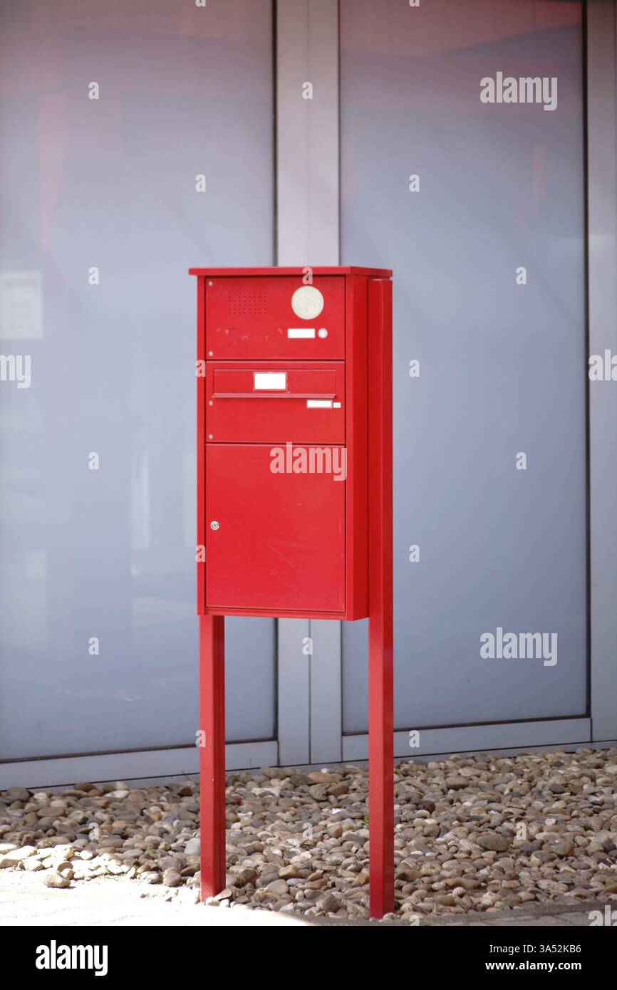 Una cassetta delle lettere rossa luminosa con campana e sistema vivavoce Foto Stock