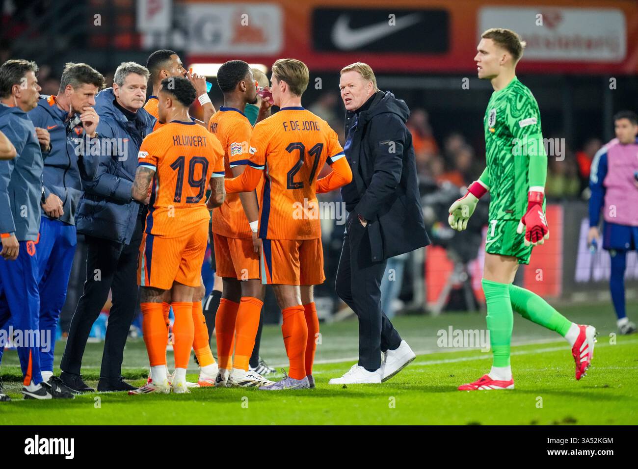 Rotterdam, Paesi Bassi. 20 marzo 2025. Rotterdam - Justin Kluivert dei Paesi Bassi, Frenkie de Jong dei Paesi Bassi, allenatore Ronald Koeman dei Paesi Bassi, portiere Bart Verbruggen dei Paesi Bassi durante la prima tappa dei quarti di finale della Lega delle Nazioni 2024/2025. La partita è ambientata tra Paesi Bassi e Spagna allo Stadion Feijenoord De Kuip il 20 marzo 2025 a Rotterdam, nei Paesi Bassi. Credito: Foto Box to Box/Alamy Live News Foto Stock