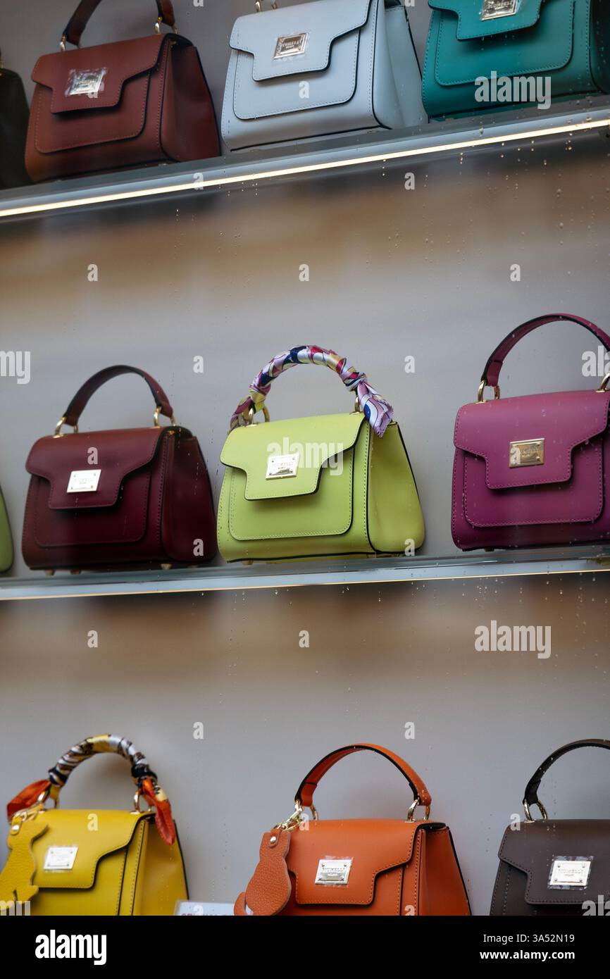 Borse colorate nella vetrina del negozio Piumelli Milano in corso Venezia, Milano, Italia Foto Stock