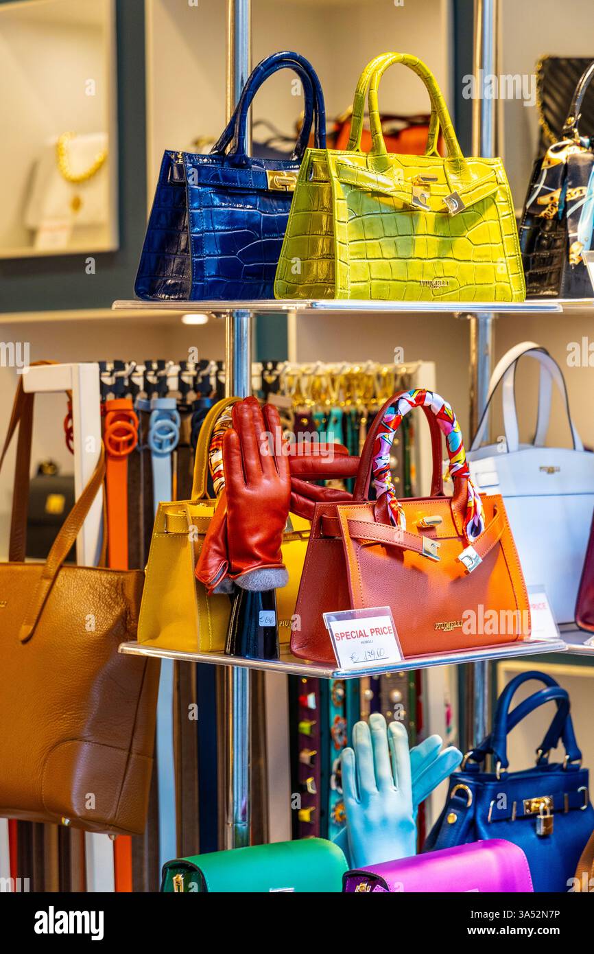 Borse colorate nel negozio Piumelli Milano in corso Venezia, Milano, Italia Foto Stock