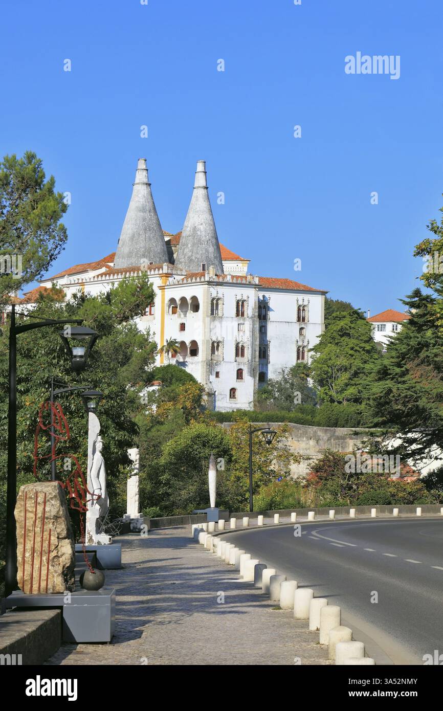 Fantastiche torri di un palazzo medievale. Un palazzo nella località balneare portoghese di Sintra che è diventato un museo Foto Stock