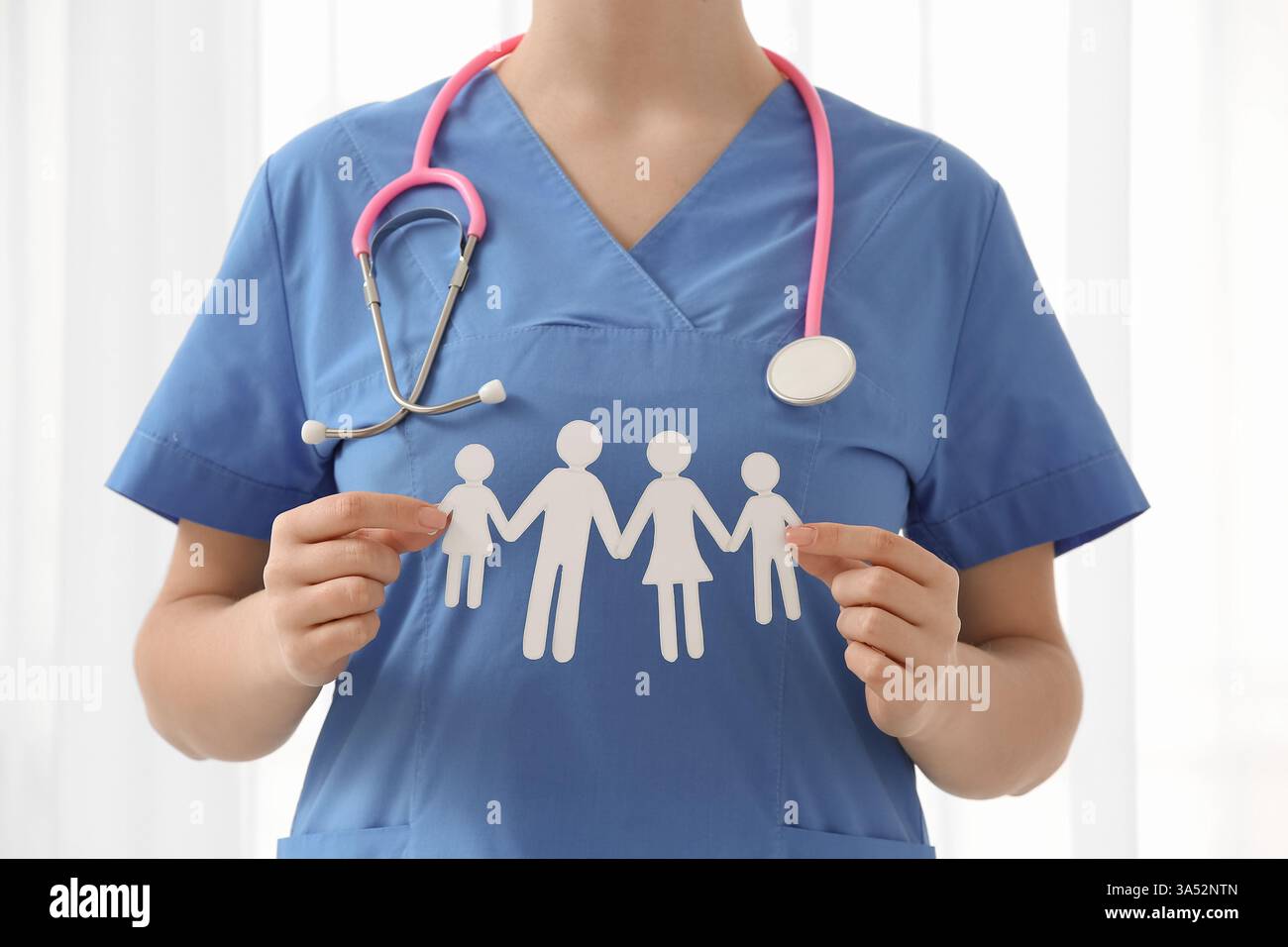 Medico donna con figure per bambini vicino alla finestra, primo piano. Giornata Mondiale della salute Foto Stock