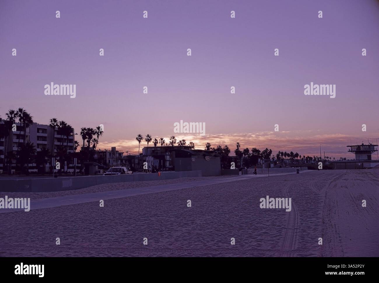 Venice Beach al mattino presto con una torre di guardia sullo sfondo Foto Stock