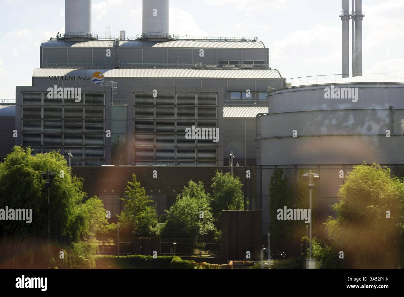 Berlino, Germania - 16 luglio 2018: Riflessioni di luce davanti alla sede centrale della società energetica Vattenfall il 16 luglio 2018 a Berlino Foto Stock