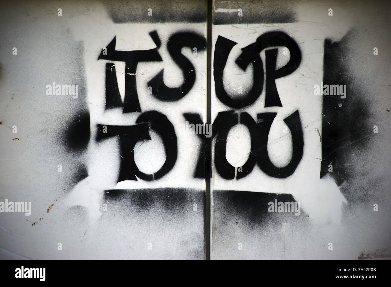 Lo slogan politico e l'invito spetta a voi su un muro Foto Stock