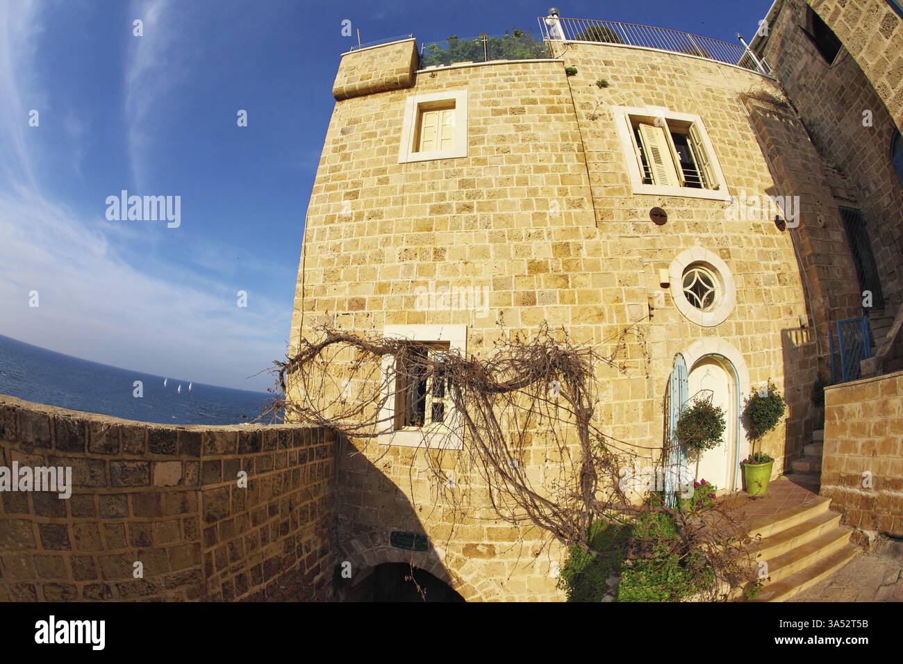 L antica casa di pietra nel vecchio Yaffo. Giorno caldo nel mese di dicembre Foto Stock