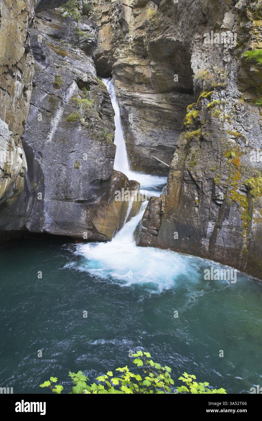 Incredibilmente belle cascate con acqua verdastra nei boschi del Canada settentrionale Foto Stock