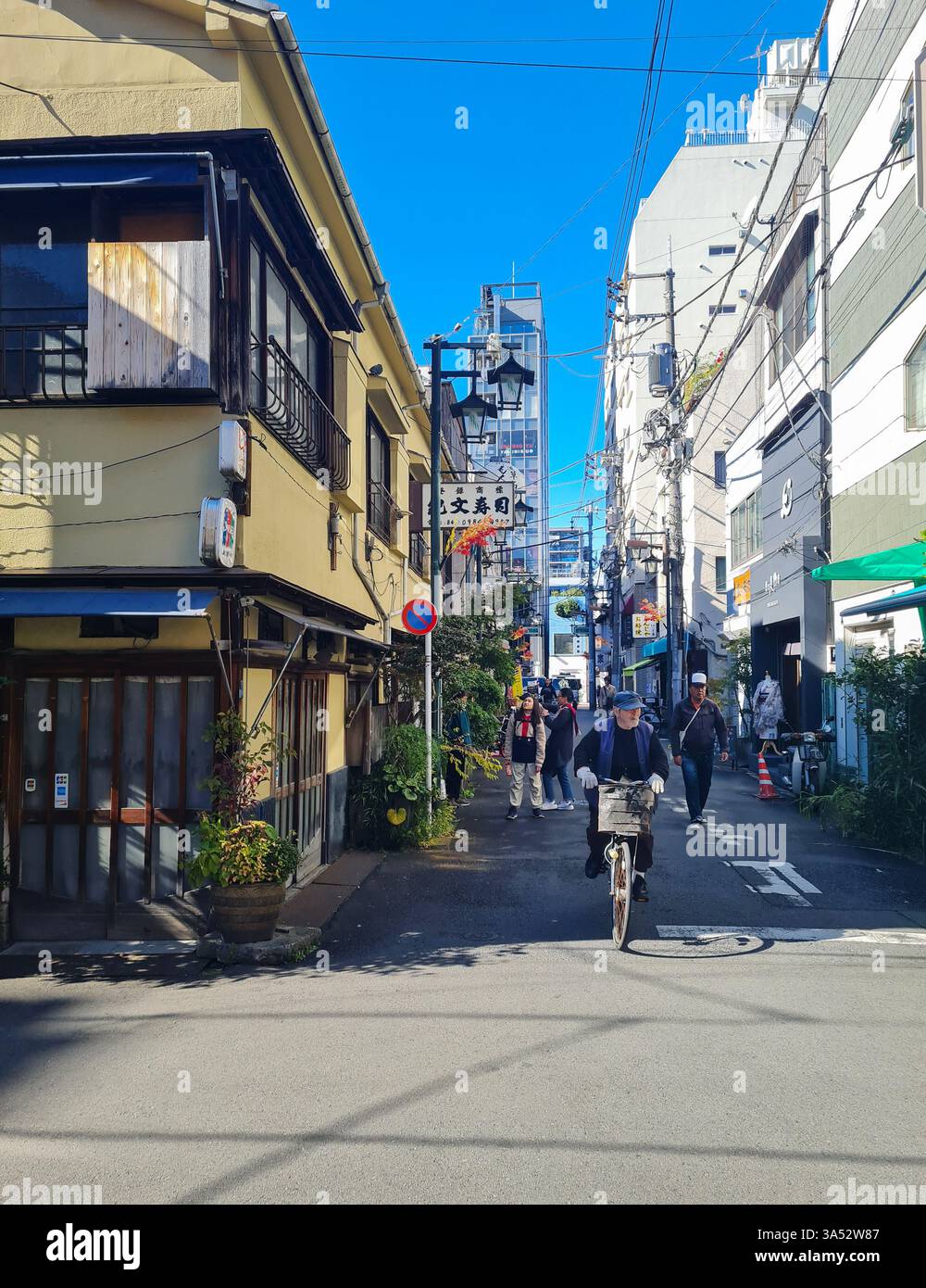Piccola strada giapponese nel quartiere Asakusa di Tokyo. Foto Stock