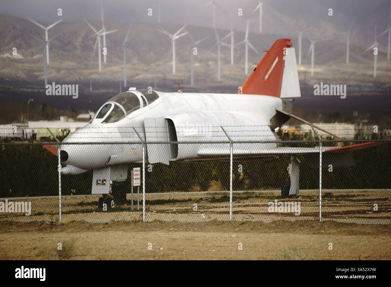 Un aereo da caccia dismesso si trova in un cimitero di aerei presso il Mojave Air and Space Centre Foto Stock