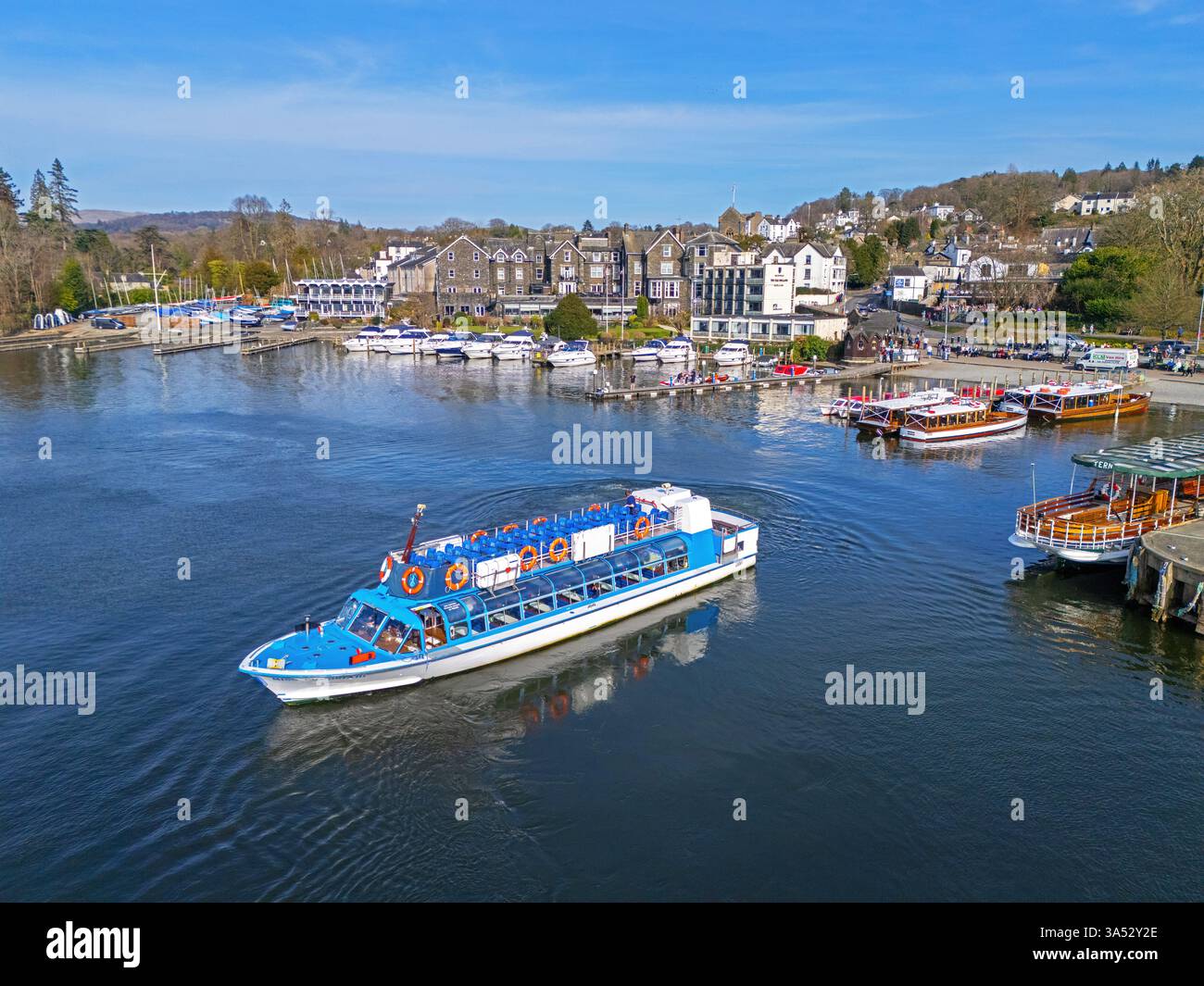 Il traghetto per il lago Windermere è stato fotografato il primo giorno di primavera sulla costa di Bowness-on-Windermere, Cumbria. 20 marzo 2025. Foto Stock