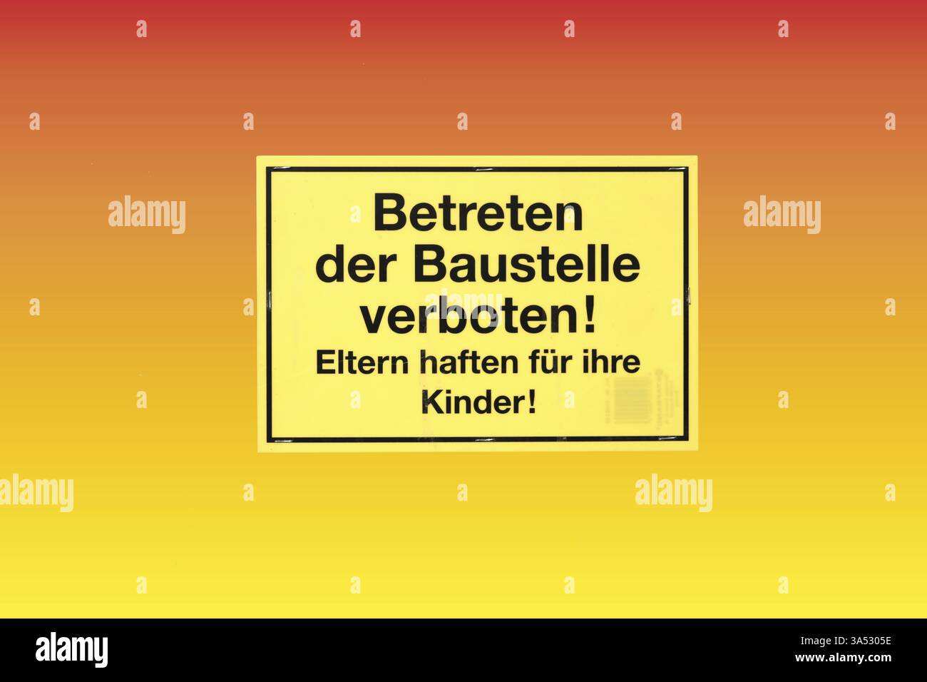 Il cartello di avvertimento isolato in lettere tedesche: Non entrare nel cantiere! I genitori sono responsabili per i loro figli! Foto Stock