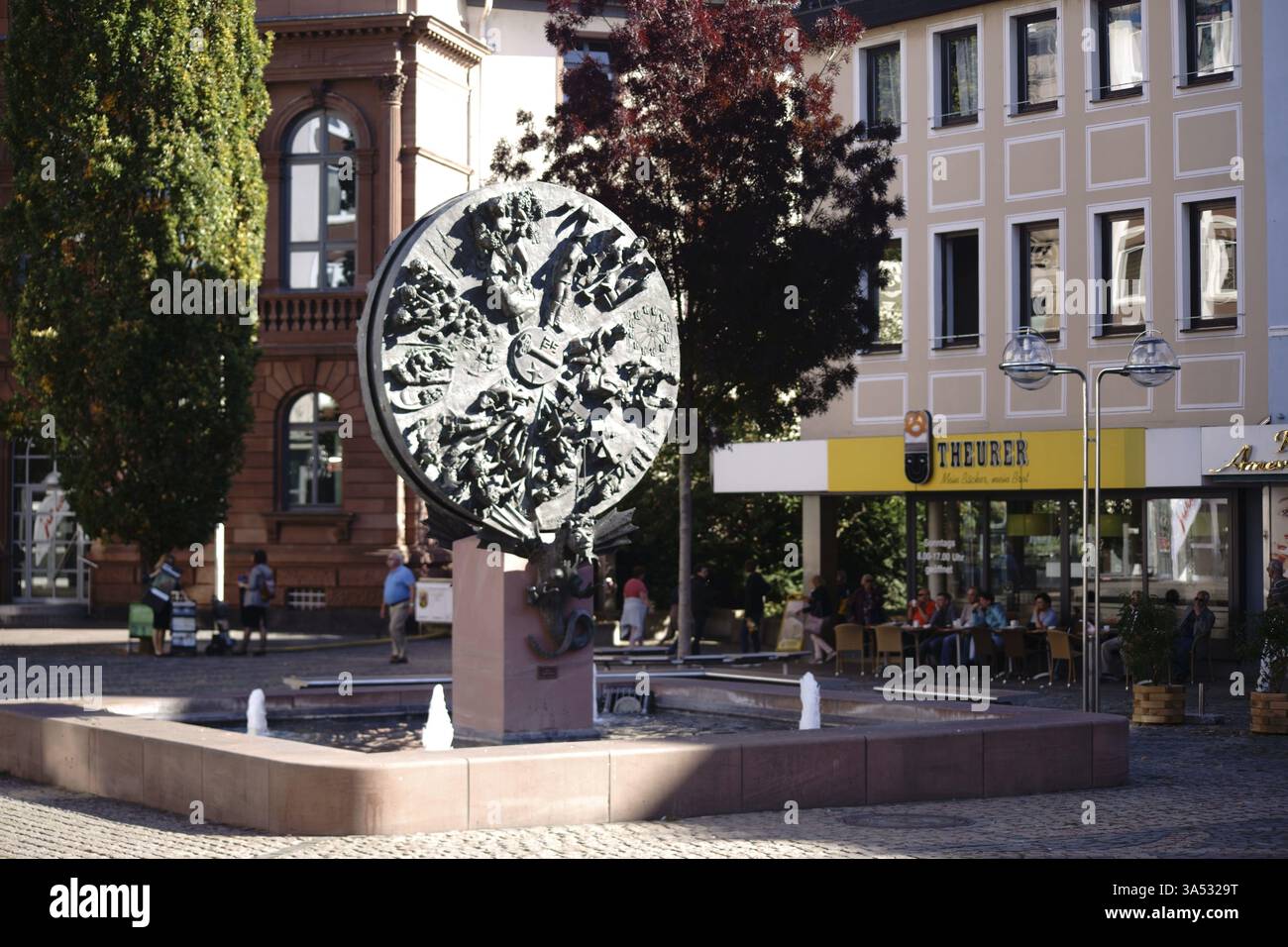 Worms, Germania - 13 ottobre 2018: La scultura Wheel of fate dell'artista Gustav Nonnenmacher sull'Obermarkt il 13 ottobre 2018 a Worms Foto Stock