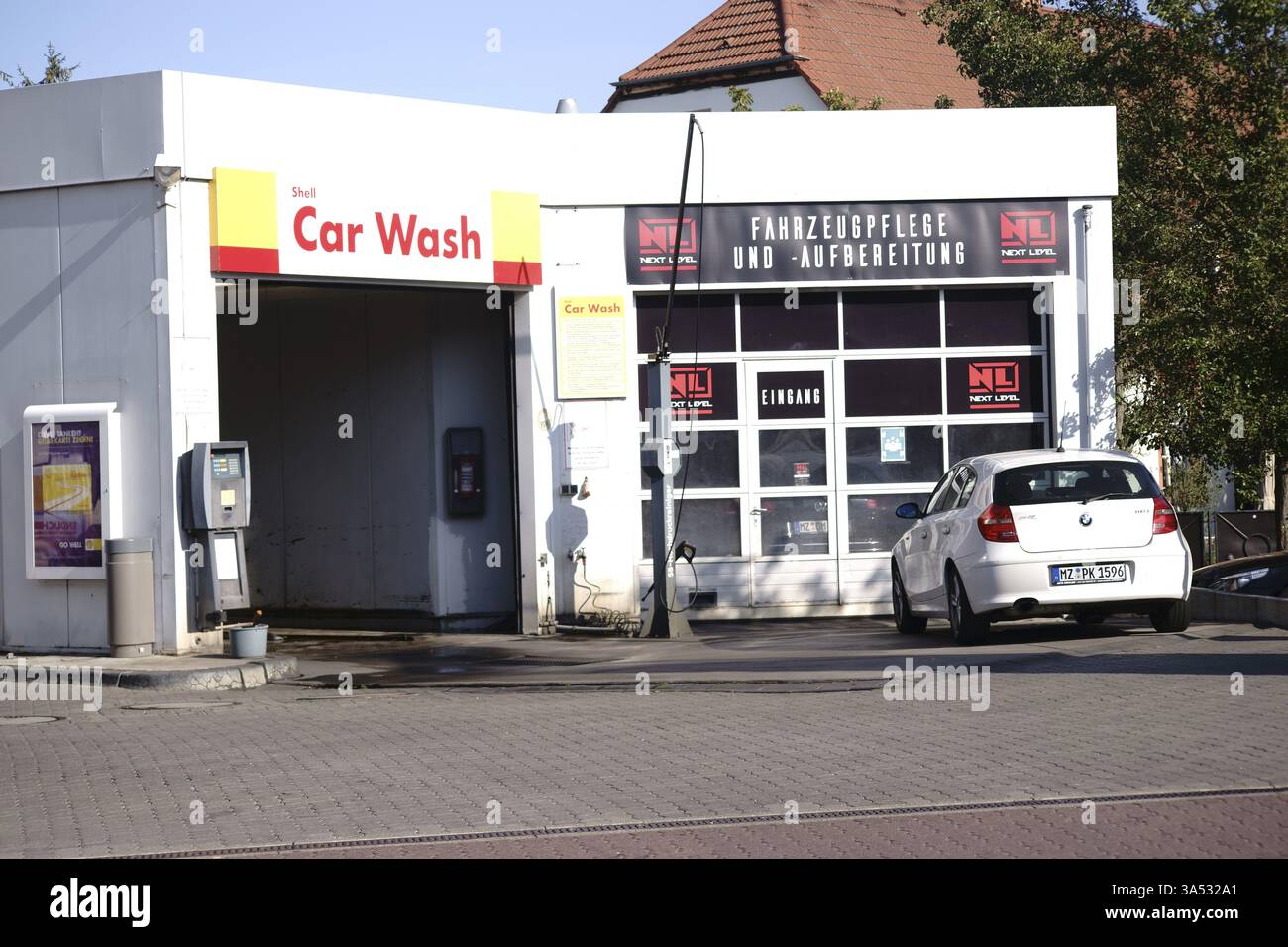 Magonza, Germania - 15 settembre 2018: Un'auto è parcheggiata di fronte a un autolavaggio Shell il 15 settembre 2018 a Magonza, Germania, Europa Foto Stock