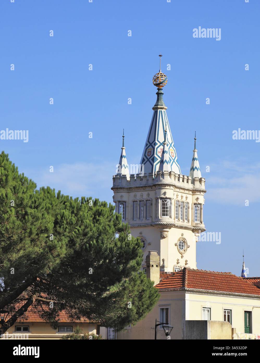 Fantastica torre di un palazzo medievale. Un palazzo nella località balneare portoghese di Sintra che è diventato un museo Foto Stock