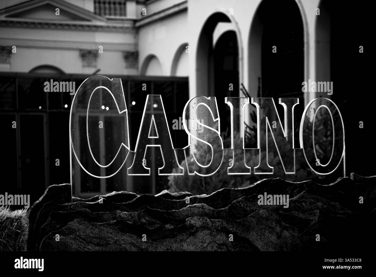 Un cartello trasparente del casinò su una decorazione simile a una roccia Foto Stock