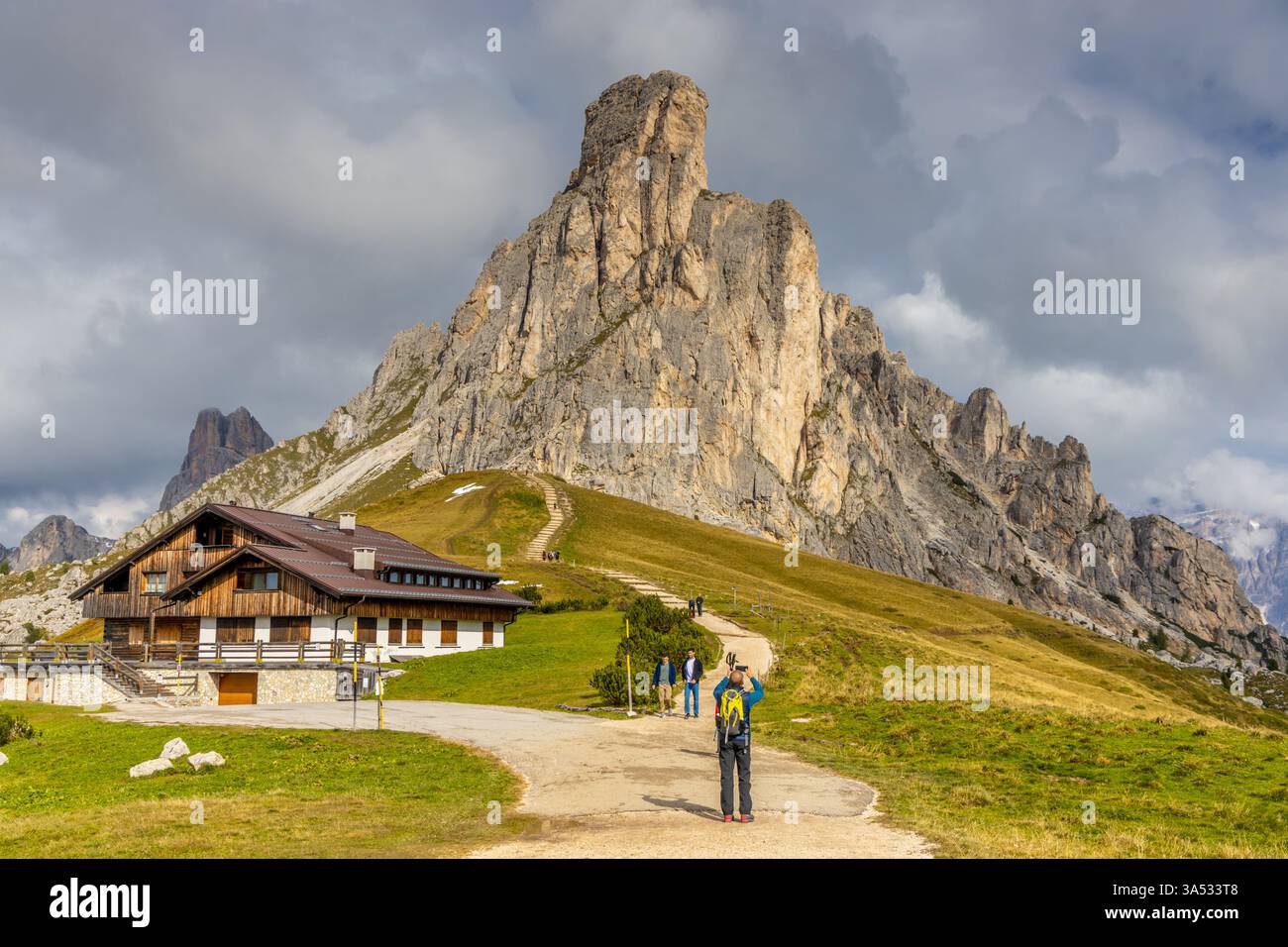 Passo Giau Dolomiti iconica e pittoresca località famosa sul passo d'alta quota in estate. Dolomiti Alps classico paesaggio montano lungo la strada Foto Stock