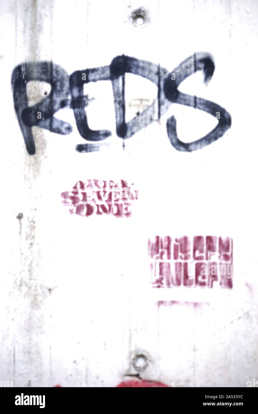 Lo slogan politico e l'orientamento di Red su un muro Foto Stock