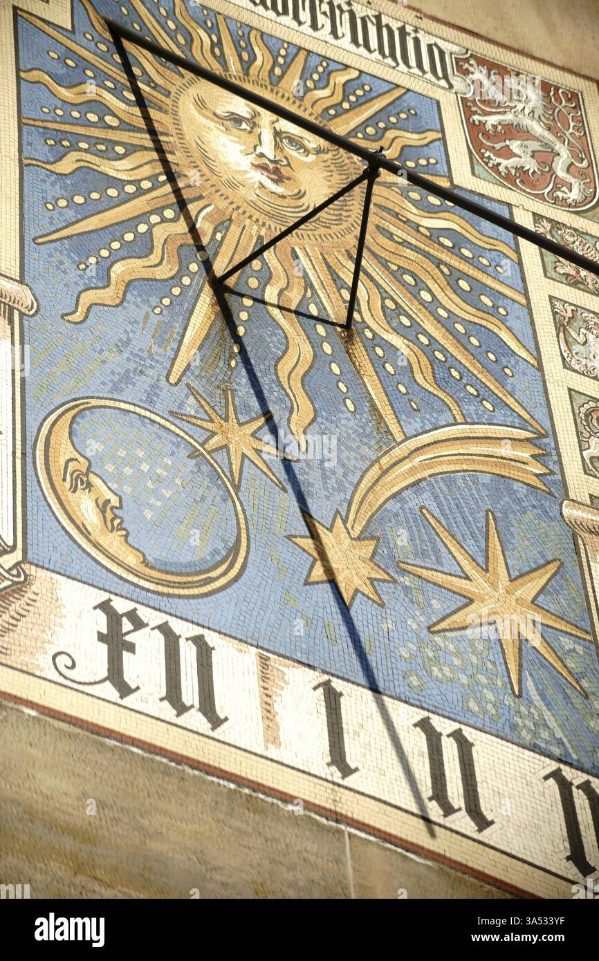 Francoforte, Germania - 5 gennaio 2017: Una storica meridiana con vari disegni di stemmi, segni dei corpi zodiacali e celesti il 5 Janu Foto Stock