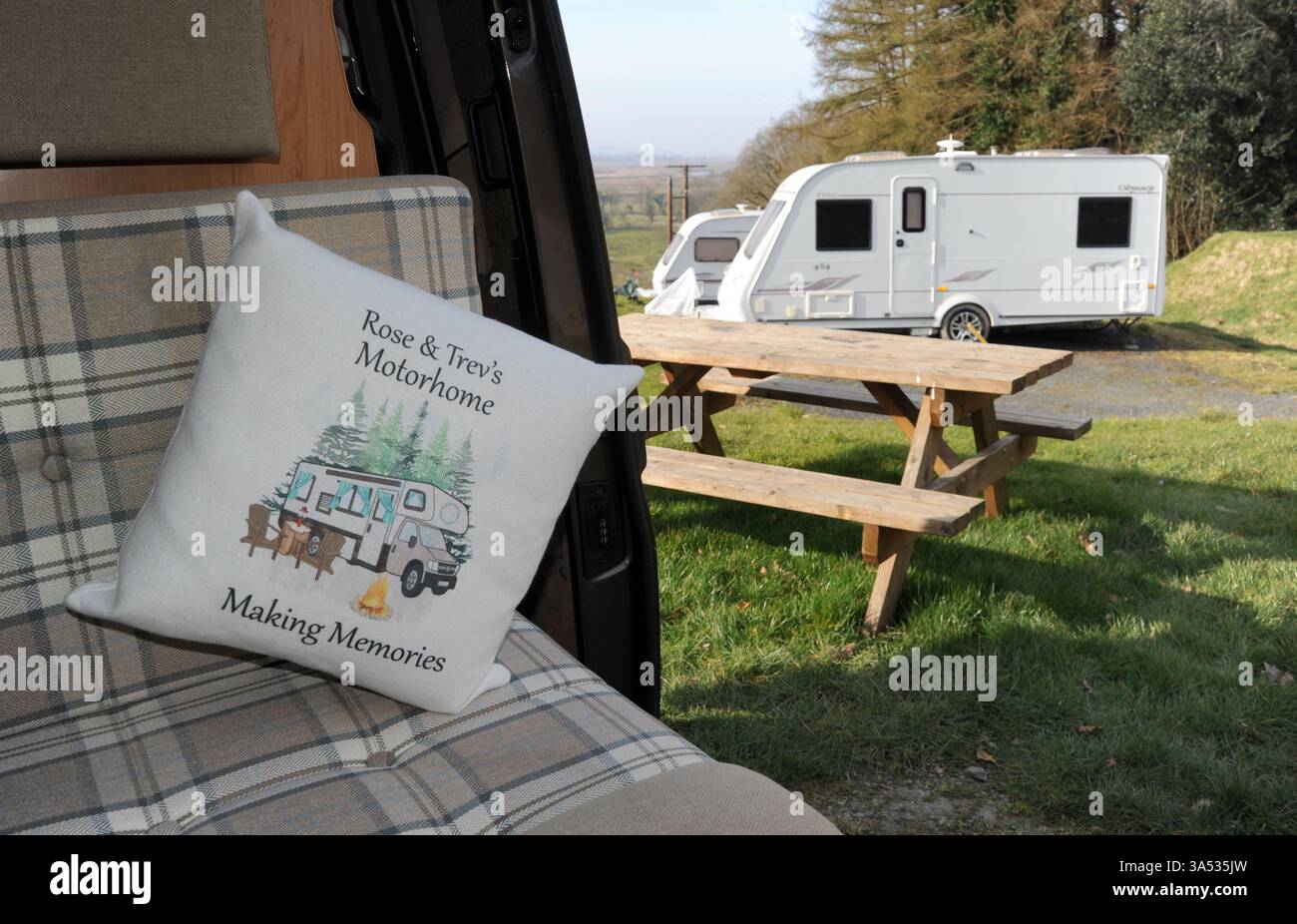 I RICORDI DEI CAMPER SI RIVERSANO A CAMPERVAN E SI AFFACCIANO SULLE VACANZE IN CAMPEGGIO PER LA PENSIONE ETC UK Foto Stock
