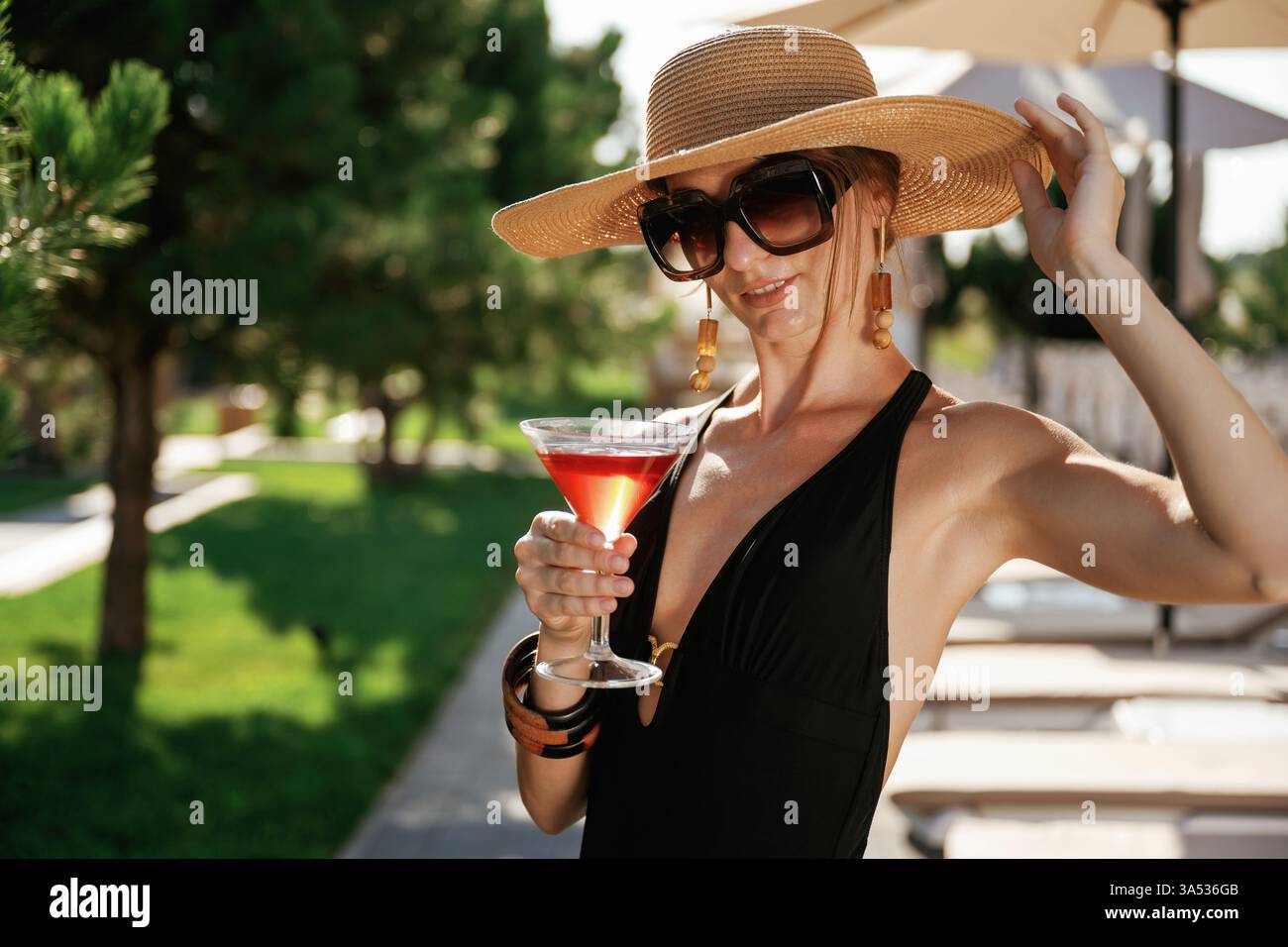 Relax e vacanza. Una bella giovane donna è al resort. Foto Stock